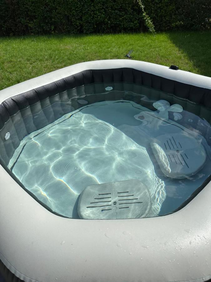 Traumhafte Haushaelfte Mit Kamin, Garten & Whirlpool Appartement Berlijn